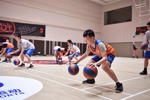 带球突破时如何协调脚步速度与运球节奏？